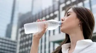 Lodowata woda wcale nie taka zdrowa. Dlaczego należy jej unikać?