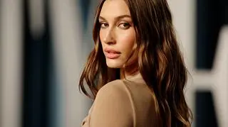 Ten perłowo-różowy manicure Hailey Bieber będzie hitem nadchodzącego lata. Jest bardzo stylowy i uniwersalny    