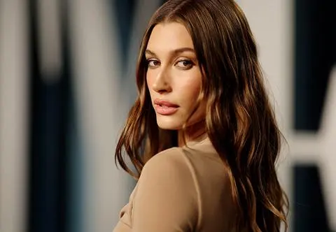 Ten perłowo-różowy manicure Hailey Bieber będzie hitem nadchodzącego lata. Jest bardzo stylowy i uniwersalny    