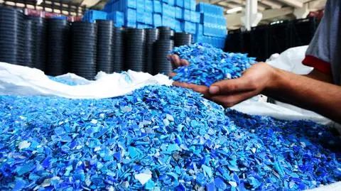 Jak powstaje plastik? Z czego się go robi?