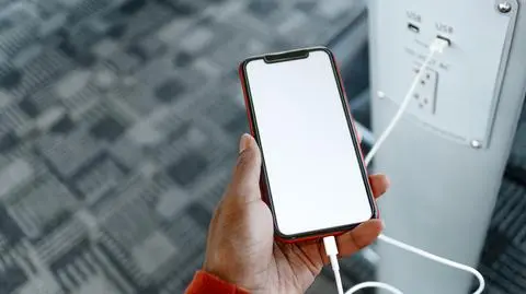 Ładujesz telefon w miejscach publicznych? Uważaj na juice jacking