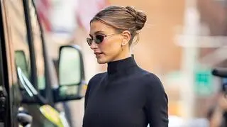 Hailey Bieber to kolejna gwiazda, która pokochała estetykę "clean girl". Jakie ubrania i dodatki nosi uznana modelka?