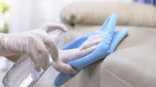 Domowe sposoby na czyszczenie kanapy, czyli jak szybko i efektywnie odświeżyć meble
