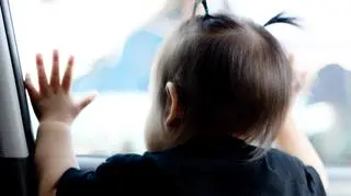 Wrócili do domu z imprezy, 18-miesięczną córkę zostawili na noc w aucie