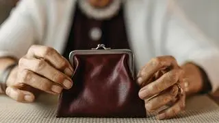 Podała się za uzdrowicielkę i ukradła pieniądze seniorce