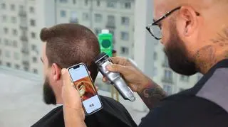 Jest mistrzem w hair tattoo. Wyciął na głowie modela oryginalny wzór