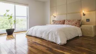 Jak ustawić łóżko w sypialni, aby cieszyć się dobrym snem? Zasady filozofii feng shui 