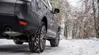 Rozgrzewanie silnika samochodu przed jazdą w zimie nie ma sensu i jest karane mandatem