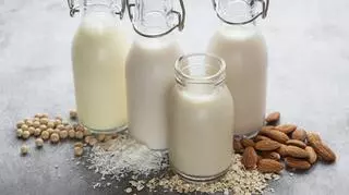 Prosty przepis na pyszne, domowe mleko z orzechów laskowych. Jak można je zrobić?