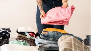 Co dzieje się z ubraniami, których nikt nie kupuje? Unia Europejska chce skończyć z fast fashion