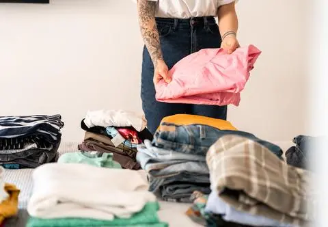 Co dzieje się z ubraniami, których nikt nie kupuje? Unia Europejska chce skończyć z fast fashion