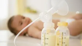 Matka karmiąca piersią twierdzi, że jej mleko zmieniło kolor przez COVID-19. Pokazała różnicę