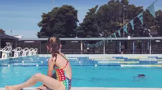 Mężczyźni zaczepiali nieletnich na basenie. Tłum chciał dokonać samosądu