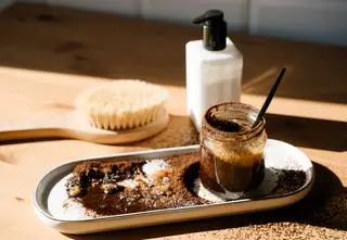 Domowy peeling do twarzy, ciała, ust i skóry głowy – najlepsze przepisy