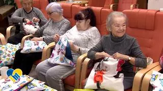 Seniorzy szyją poduszki dla dzieci z Ukrainy. "Serce rośnie"