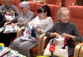 Seniorzy szyją poduszki dla dzieci z Ukrainy. "Serce rośnie"