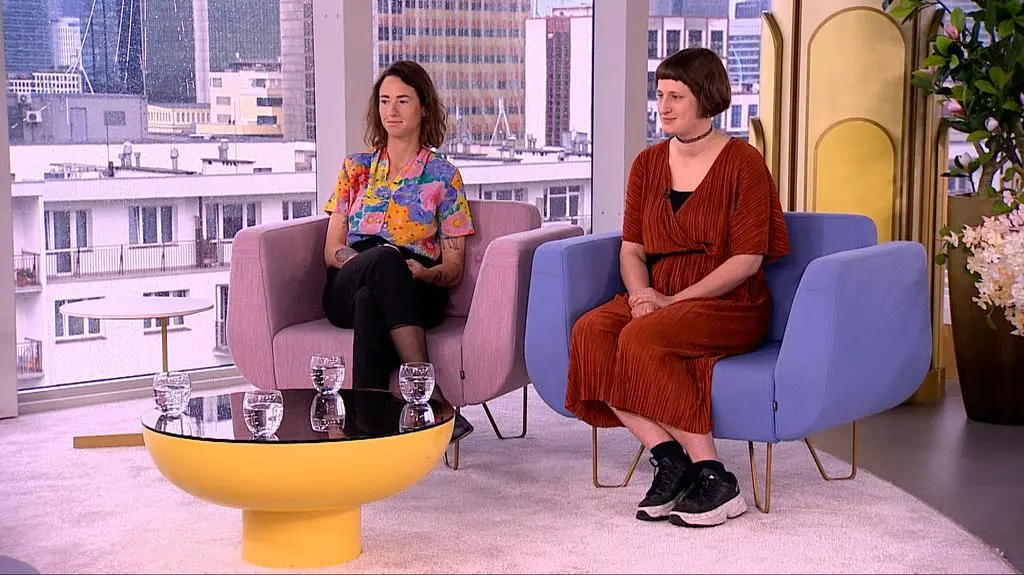  Anna Natasza Górecka i Aleksandra Górecka wraz z prowadzacymi w studiu DDTVN