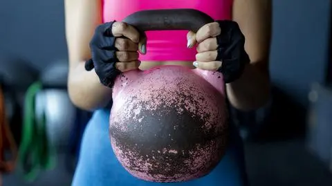 Trening z kettlebell dla poprawy szybkości, siły i kondycji