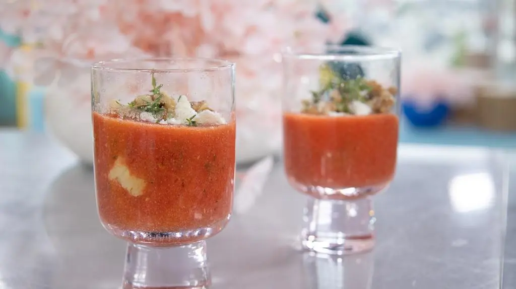 Gazpacho na spodzie z pieczonych rogalików
