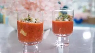 Gazpacho na spodzie z pieczonych rogalików