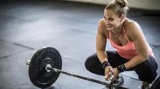 Rwanie sztangi – prawidłowa technika i zalety treningu ze sztangą