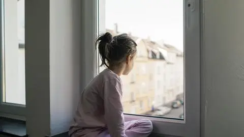 Dwulatek na zewnętrznym parapecie. Rodzice byli pod wpływem narkotyków