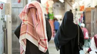 Kobiety w tradycyjnych, muzułmańskich strojach w mieście Doha w Katarze