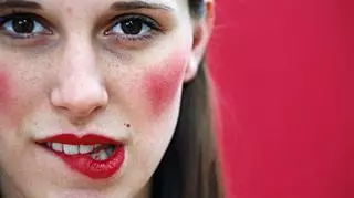 TikTokerki zachęcają do nakładania czerwonej szminki pod podkład. Jaki efekt zapewnia ten oryginalny trik?