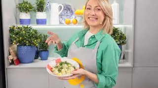Ania Kalczyńska w kuchni. Przepisy na spanakopitę, eskalopki z łososia ze szczawiem i sałatkę z ogórka