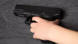 dziecko sięgające po broń