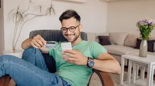 Rosną długi młodych Polaków do 35. roku życia. "Nie przejmują się"
