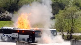 Autobus szkolny stanął w płomieniach. 3 osoby trafiły do szpitala