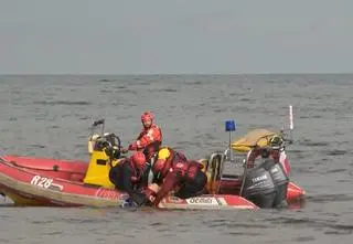 Jak bezpiecznie odpoczywać nad morzem? Te zasady musisz znać, zanim wejdziesz do wody