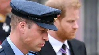 Książę William zaatakował brata? Wyciekły fragmenty biografii Harry'ego 