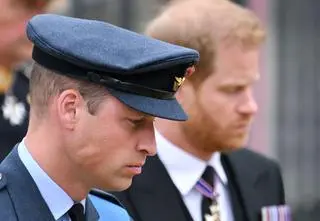 Książę William zaatakował brata? Wyciekły fragmenty biografii Harry'ego 