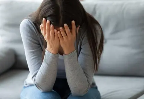 Zakochała się i kupiła samochód za 100 tys. zł. Jak manipulują oszuści matrymonialni?