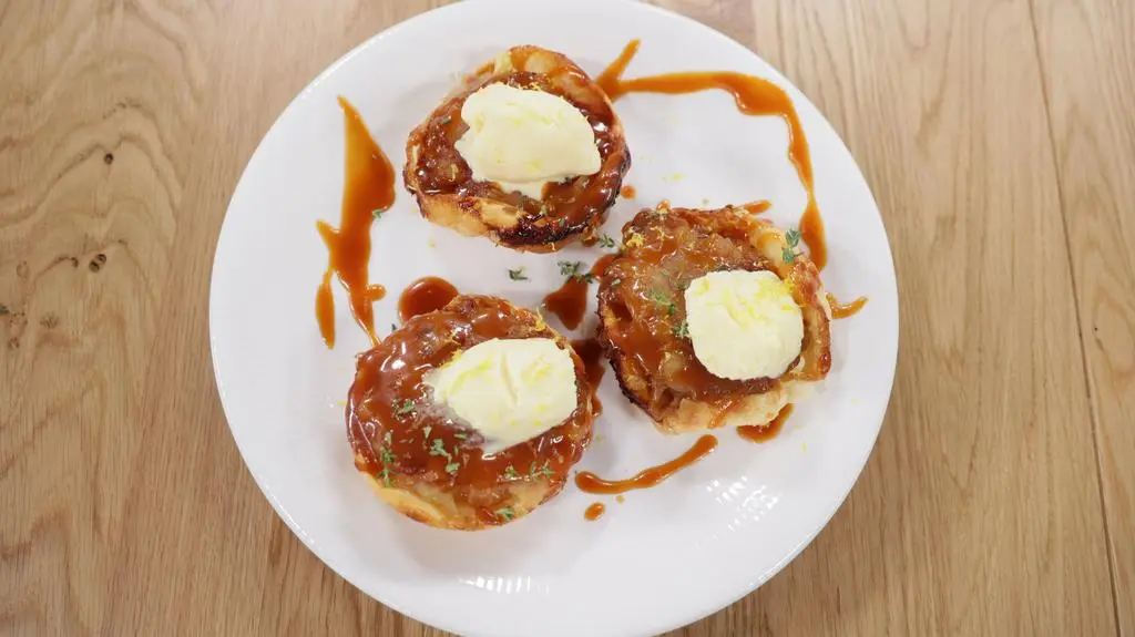 Mini tarta tatin z jabłkami i słonym karmelem
