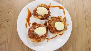 Mini tarta tatin z jabłkami i słonym karmelem