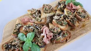 Bruschetta z grillowanym bakłażanem, pietruszką, miętą i cytryną