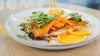 Pieczona kapusta z jajkiem sadzonym, marchewką julienne i sosem sezamowym