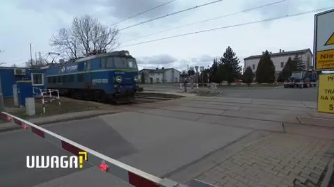  Uwaga! TVN: Stojące godzinami pociągi przecinają ich miejscowość na pół. "Nikt z PKP nie chce się z nami spotkać"