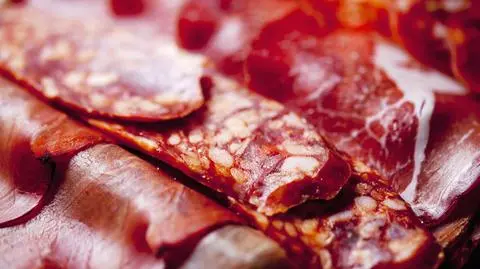 Groźna bakteria w salami. GIS apeluje, spożycie produktu może prowadzić do choroby