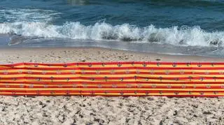 Na plaży w Stegnie zmarł mężczyzna. Ratownik: "Przez liczbę parawanów dostęp do tej osoby był utrudniony"