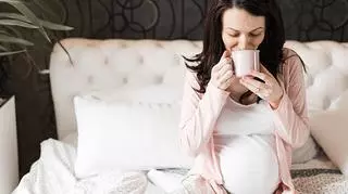 kobieta w ciąży pije kawę