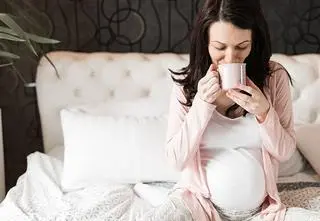 Kawa dla kobiet w ciąży. Czy ta bez kofeiny to jedyny wybór dla przyszłych mam?