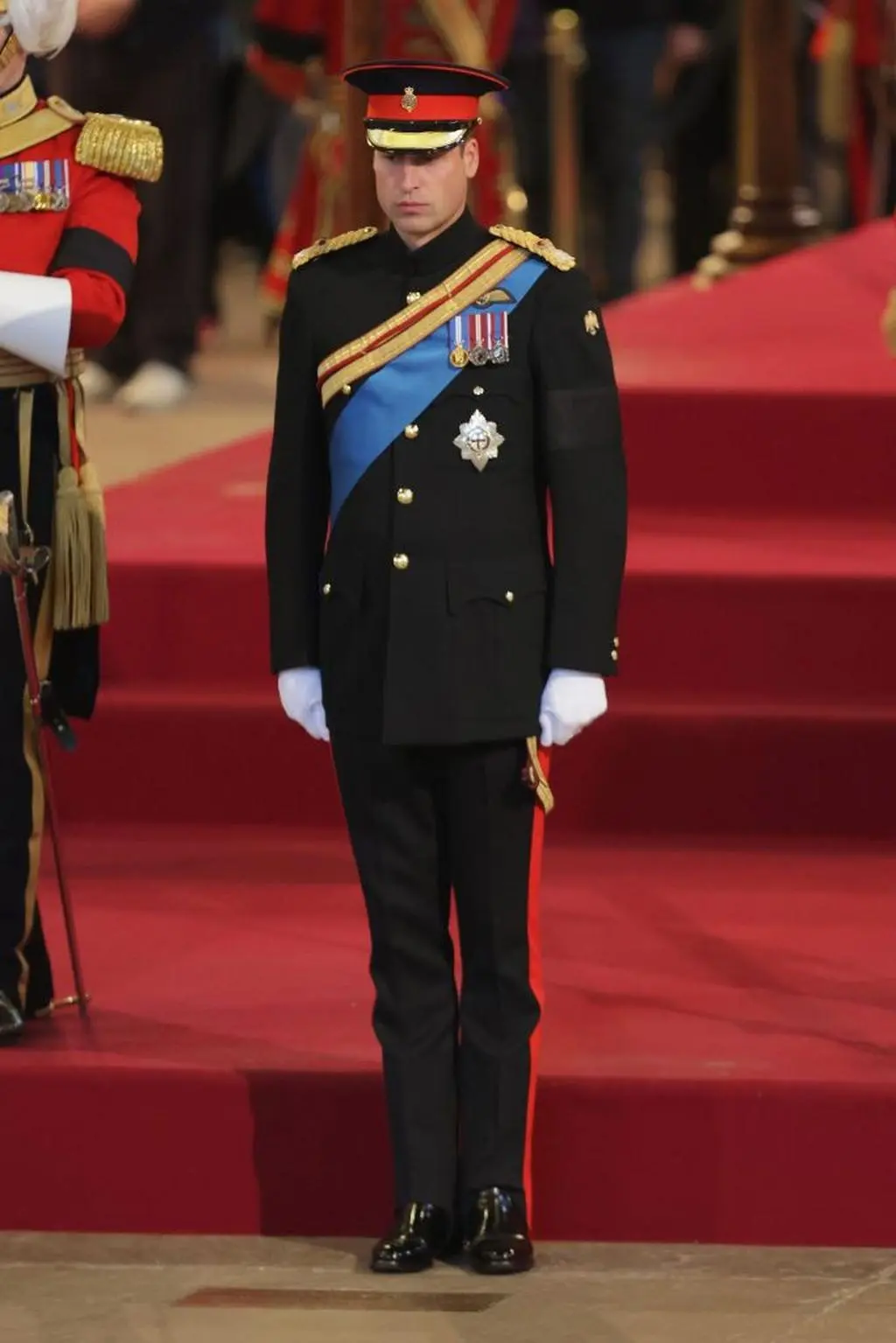 Książę William przy trumnie babci