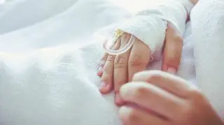 Skatowany Kamilek z Częstochowy otrzymał ostatnie namaszczenie. "Liczę na cud i proszę o to Boga"