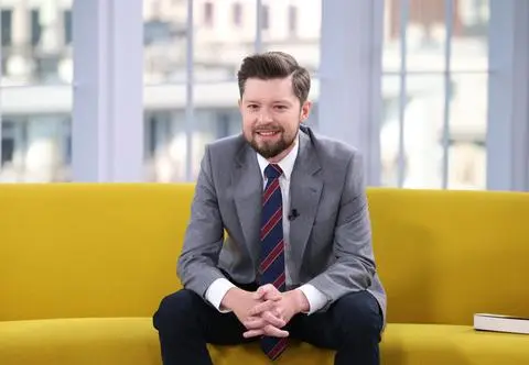 "To był główny powód, dla którego zacząłem pisać tę książkę". O czym opowiada najnowsza powieść Remigiusza Moroza? 