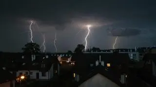 Ostrzeżenie przed niebezpieczną pogodą. Sprawdź, których regionów dotyczy