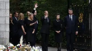 Rodzina królewska wraca z nabożeństwa w Szkocji. Wyjątkowa chwila przed bramą Balmoral